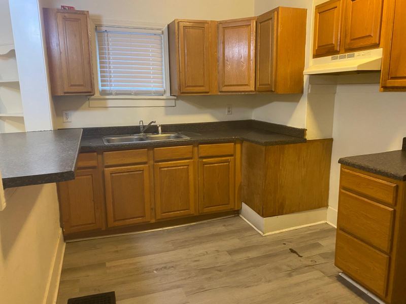 1006 E Kansas St — 5