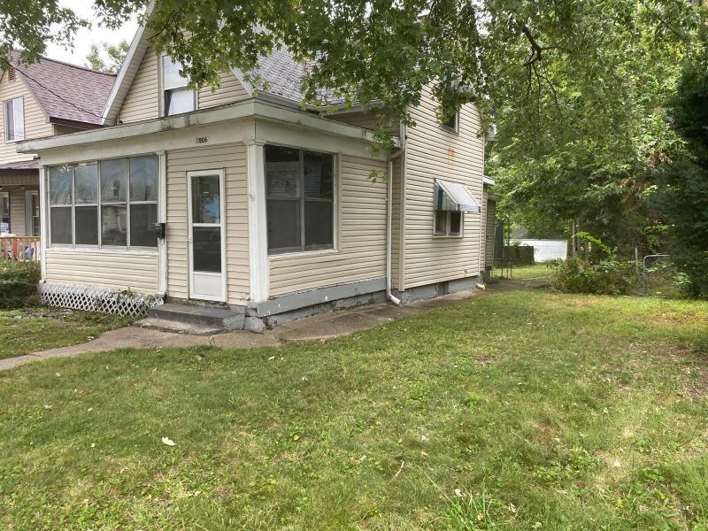 1006 E Kansas St — 13