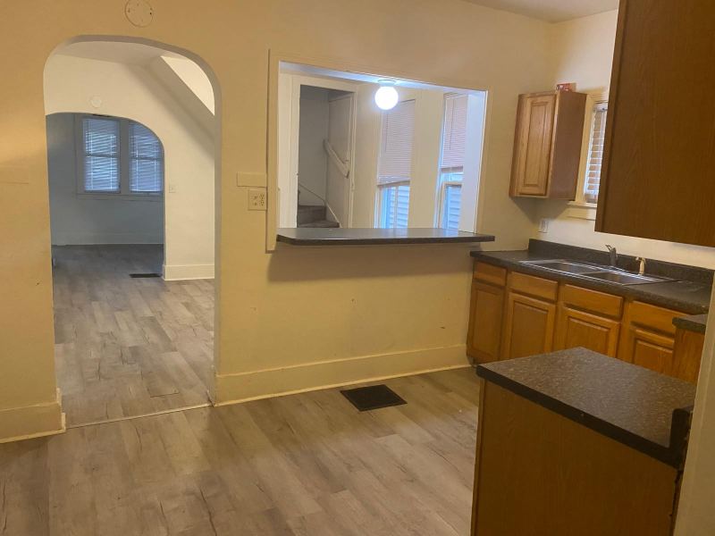 1006 E Kansas St — 6