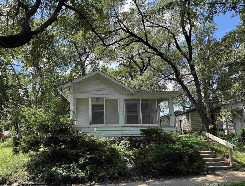 2015 N Central Ave — 1